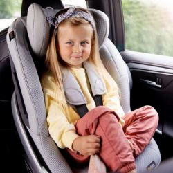 imagen de una niña en una silla a contramarcha con un arnés de 5 puntos